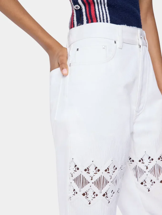 Byxor i denim med broderade detaljer