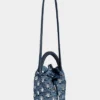 Denimblå raffia-hinkväska Denimblå raffia-hinkväska