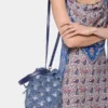 Denimblå raffia-hinkväska Denimblå raffia-hinkväska