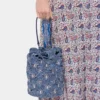 Denimblå raffia-hinkväska Denimblå raffia-hinkväska