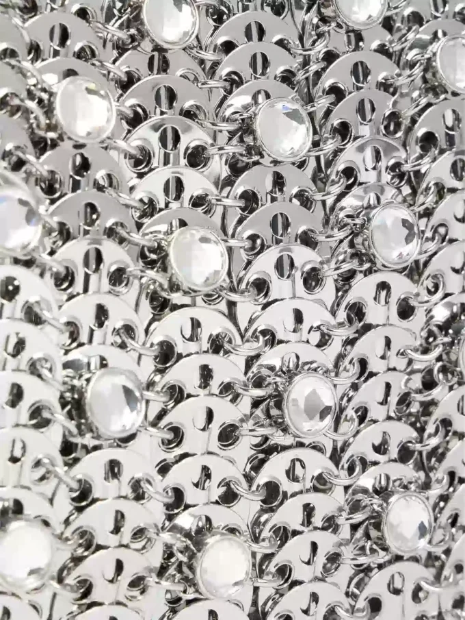Ikonisk väska från 1969 prydd med strass Ikonisk väska från 1969 prydd med strass