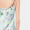 Klänning med blommönster och kedjedetaljer