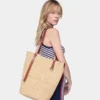 Naturlig raffia-toteväska med berlocker