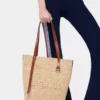 Naturlig raffia-toteväska med berlocker
