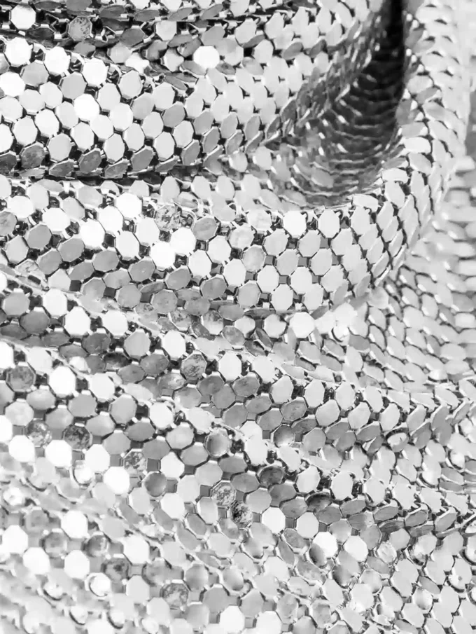 Silverfärgad kedjemail-scarf