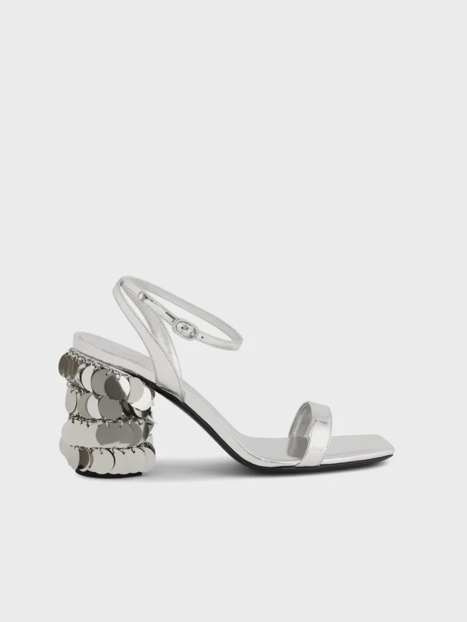 Silversandaler med glittrande klackar