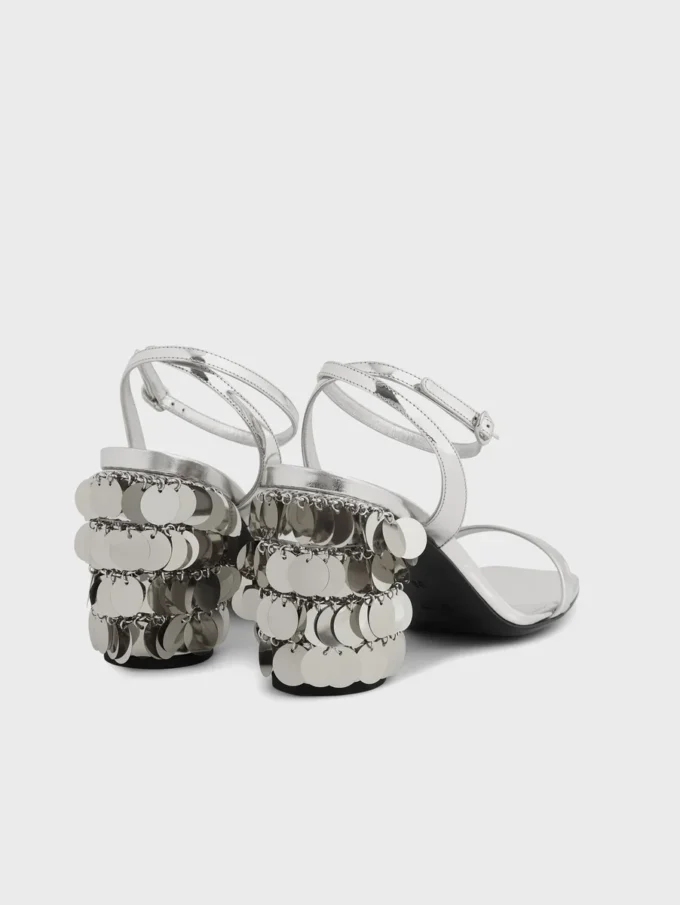 Silversandaler med glittrande klackar