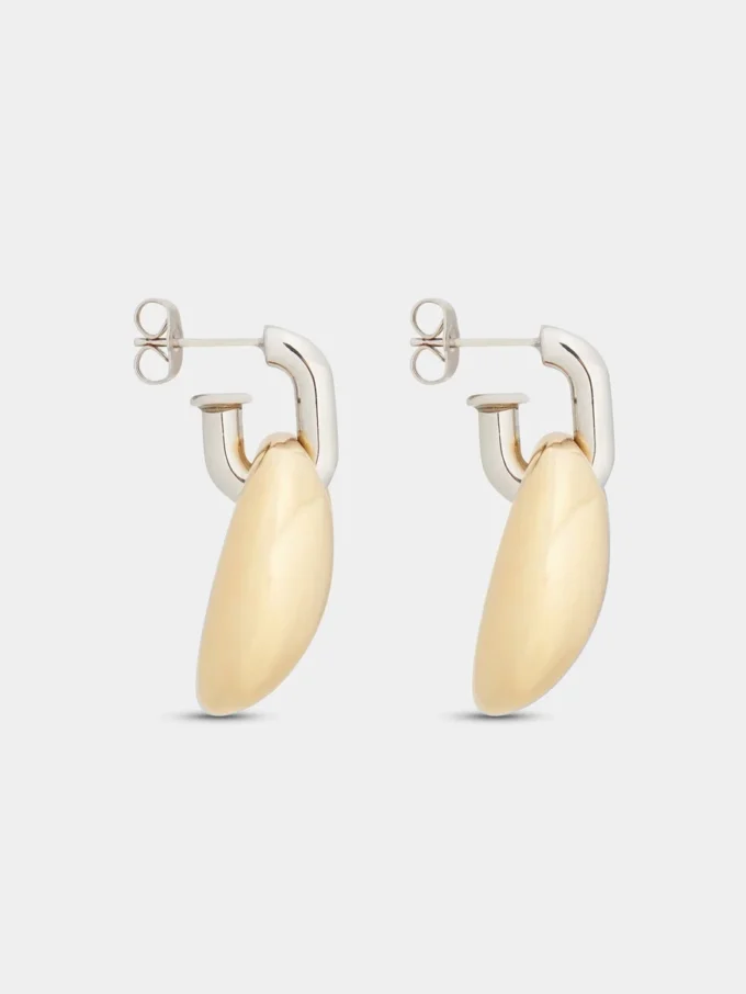 Åtta chunky örhängen i silver och guld