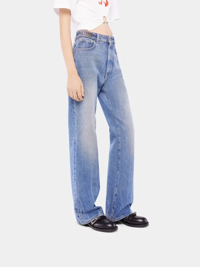 Utställda jeans prydda med 1969-skivor