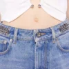Utställda jeans prydda med 1969-skivor